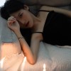 只看着我。